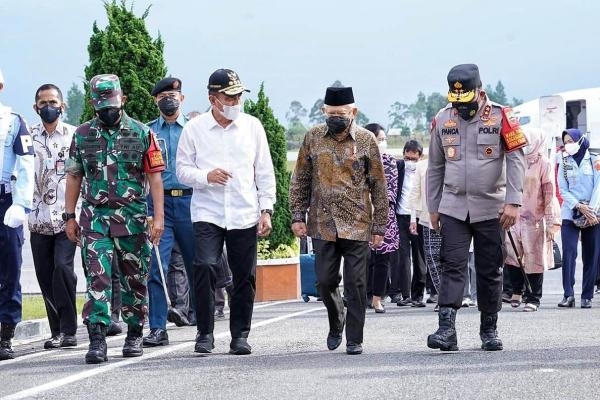 Tiba di Bandara Internasional Silangit, Wakil Presiden Disambut Gubernur Edy Rahmayadi